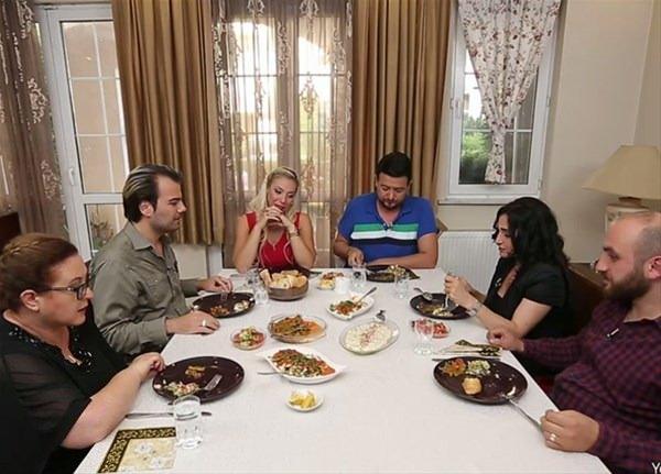 <p>Herkesin merak ettiği isimlerden biri ise Yemekteyiz'in dış sesi.</p>
