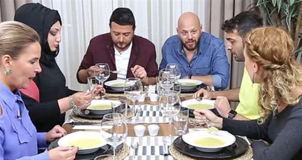<p>2008 – 2015 yılları arasında Show TV ve Fox TV'de yayınlanan "Yemekteyiz" adlı televizyon programı Tarkan Koç tarafından dış ses olarak seslendirilen Tarkan Koç şimdi TV ekranında.</p>