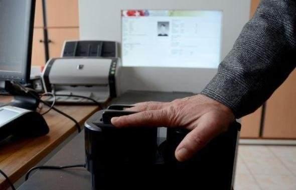 <p>T.C. Kimlik Kartı, standart bir akıllı kartın sunduğu bütün güvenlik özelliklerini destekliyor. Kart içerisinde yer alacak elektronik veriler PIN ve PUK korumalı olarak saklanacak.</p>
