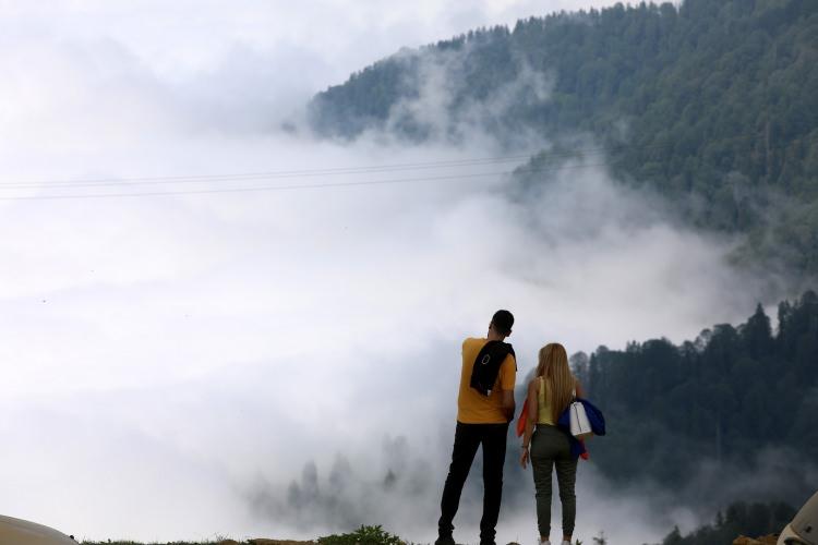 <p> Dik ve virajlı yollardan zorlu bir yolculukla ulaşılan eşsiz güzellikteki yayla, manzarası, doğası ve ahşap evleri ile ziyaretçilerini ağırlıyor.</p>