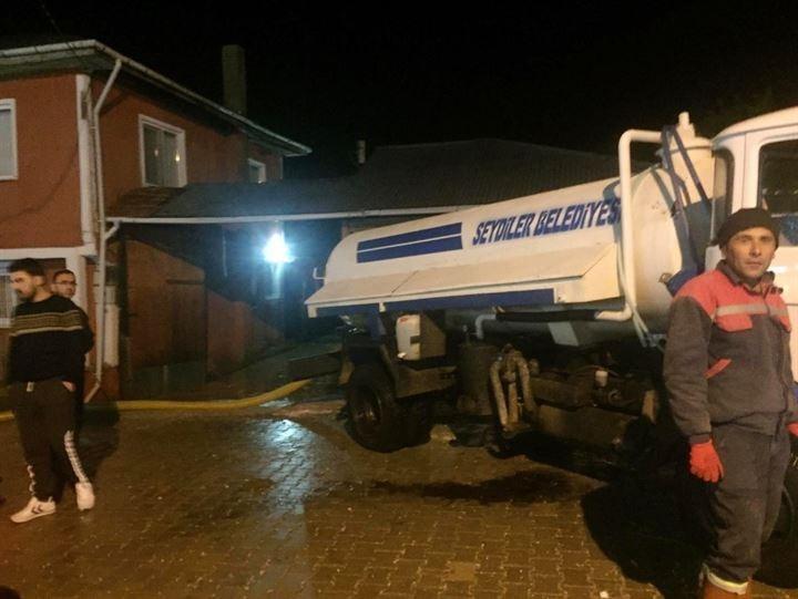 <p>Ayrıca Seydiler'de ekili arazilerle araçlarda da büyük zararlar oluştu. Dolu yağışının yerini sağanak yağışa bırakması üzerine belediye ekipleri, su altında kalan iş yerlerindeki ve evlerdeki suları tahliye etmek için mücadele ediyor.</p>
