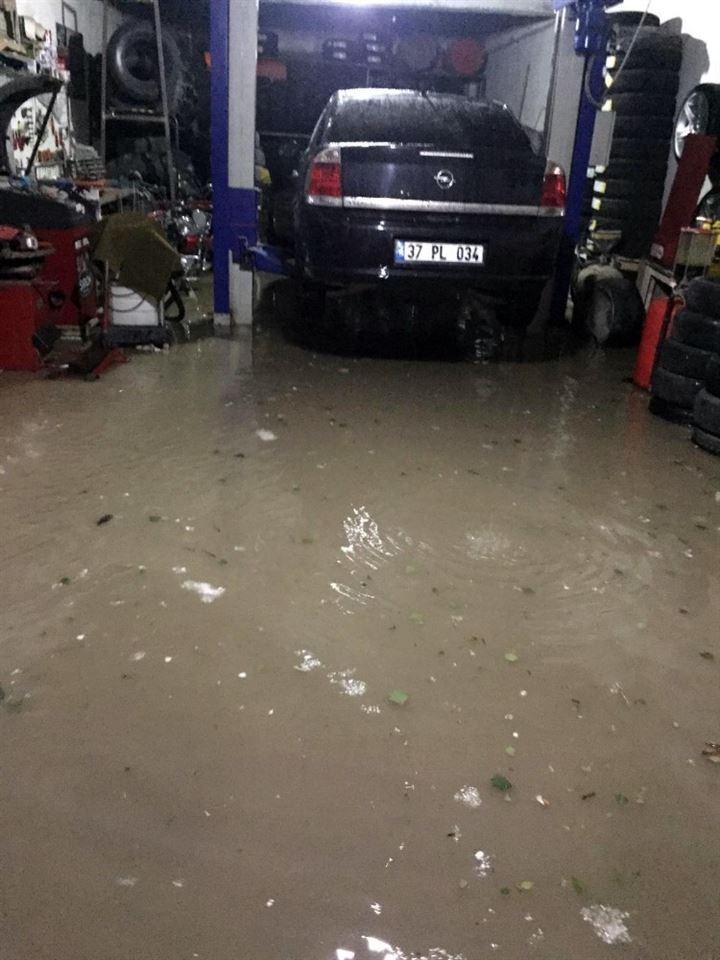 <p>Dolu yağışı nedeniyle paniğe kapılan hafif ticari aracın sürücüsü de, direksiyon hakimiyetini kaybederek refüje çarptı. Kazada 1'i çocuk üç kişi yaralanarak hastanede tedavi altına alındı.</p>