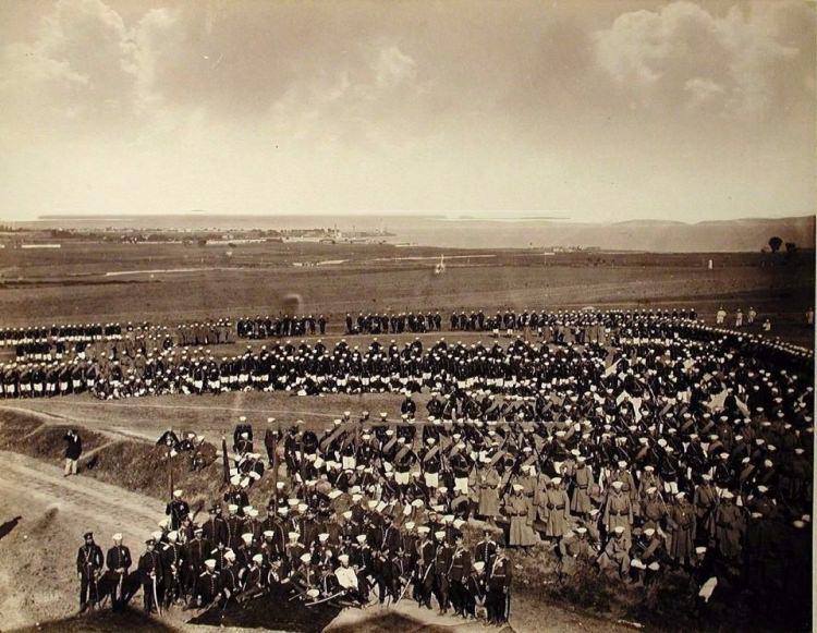 <p>Rus birlikler toplu fotoğraf çektiriyor. Florya civarı olmalı. İleride Yeşilköy Feneri ve sağ tarafta Adalar gözüküyor</p>
<p> </p>