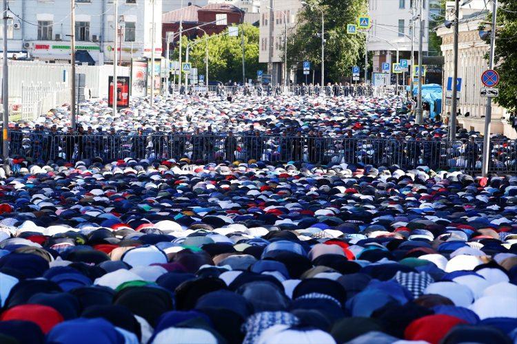 <p>Ramazan Bayramı'nın ilk namazını kılmak isteyen Müslümanlar, bu camiye akın etti.</p>
