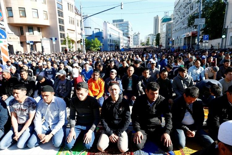<p>Yaklaşık 20 milyon Müslüman'ın yaşadığı Rusya’da 7 bin civarında cami ve mescit bulunuyor.</p>
<p> </p>