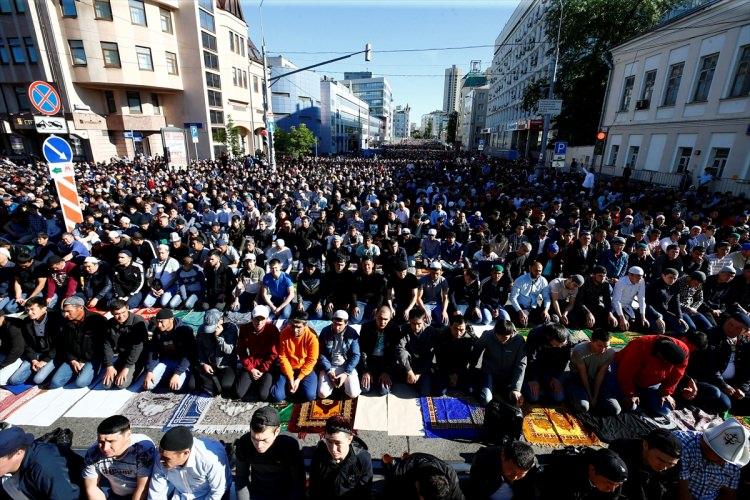 <p>Moskova'nın kalbindeki camide namaza binlerce kişi katıldı.</p>
