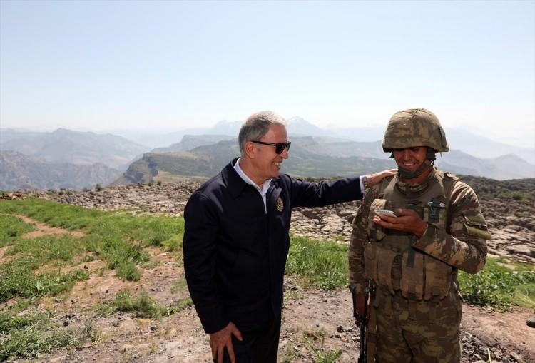 <p>Oğlunun evlilik konusunun gündeme gelmesi üzerine anne Yıldırım, "Kız istemeye beraber gider miyiz?" sorusunu yönelttiği Bakan Akar'dan, "Siz ayarlayın, biz de istemeye geliriz oraya." yanıtı aldı.</p>