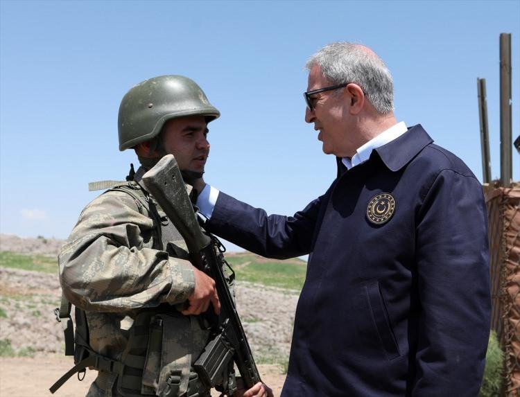<p>Er Umut Uzun'un annesi Nurcan Uzun ile de görüşen Akar, anneye oğlunun aslan gibi vazifesini yerine getirdiğini, sağlığının yerinde olduğunu söyledi. Böyle kahraman bir evlat yetiştirdiği için teşekkür eden Akar'a anne Nurcan Uzun, "Üç evladım var, hepsi devletimize fedadır." karşılığını verdi.</p>
