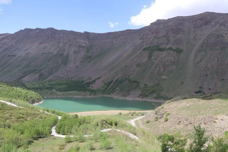 <p>Daha sonra Balıklı Göl ve Diyarbakır surlarını gezerek geldik. Bölgede Nemrut Dağı’nı da es geçmeyelim dedik. Adıyaman Nemrut Dağı’nı görmüştüm, ancak Nemrut Krater Gölü bizim için bir özlemdi. 9 günlük bayram tatilini değerlendirmek istedik. Bu fırsatı ailemle değerlendirip bölgeye geldik. Burada müthiş bir manzarayla karşılaştık. İnsanların ön yargılarını parçalamak atomu parçalamaktan daha zor. </p>