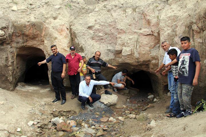 <p>Yaklaşık 5 bin yıllık olduğu tahmin edilen yeraltı şehrinin içerisinde su birikintileri görüldü.</p>
