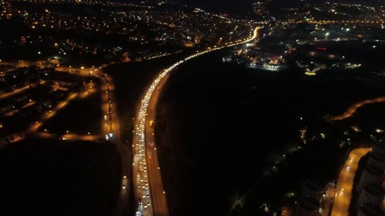 <p>İstanbul yönünden 9 günlük Ramazan Bayramı tatilini geçirmek için memleketlerine giden tatilciler, 3. günün akşamı dönüş yoluna girdi.</p>
