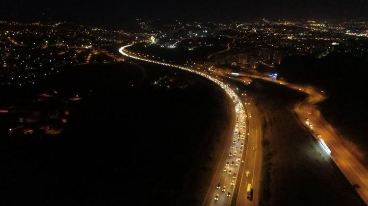 <p>Oluşan yoğun trafikte tatilcileri taşıyan araçlar güçlükle ilerliyor. TEM Otoyolu Kocaeli kesiminde yoğun trafiğin en etkili olduğu yerler ise Sakarya sınırından başlayarak Uzunçiftlik, Bekirdere, Hatipköy, Hereke ve Dilovası bölgeleri oldu. İzmit kesiminde oluşan yoğun trafik ise havadan görüntülendi. Görüntülerde, İstanbul yönünde dönüşe geçen araçların yoğun trafikte yavaş bir şekilde ilerlemeye çalıştıkları görünüyor.</p>
