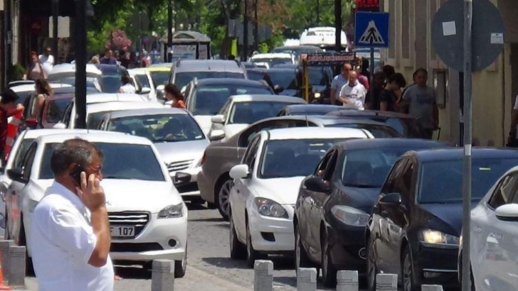 <p>Trafiğin yoğun olduğu alanlarda güzergah boyunca Kocaeli emniyet Müdürlüğü Trafik Şube ekipler, olumsuzlukların yaşanmaması adına devriye görevlerini sürdürüyor.</p>
