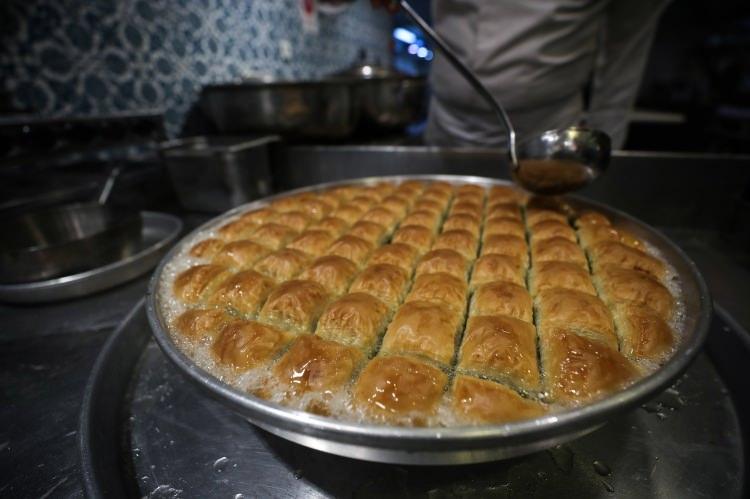 <p>Karaköy Güllüoğlu Yönetim Kurulu Başkanı Nadir Güllü ise bayram öncesi tatlı satışlarında yaşanan talep artışına işaret ederek, "Kalitenin önceden ödenen bedeli varsa, kalitesizliğin daha sonra ödenen çok daha büüyk bir bedeli var. Tüketiciler 3 dilim yiyeceğine 2 dilim yesin ama iyisini yesin. Şerbete değil, tatlıya para versinler. Tatlı çatala batırıldığında şerbet akmamalı. Şerbeti basıyorlar, ağır çekiyor kiloda. Buna dikkat edilmeli." ifadelerini kullandı.</p>
