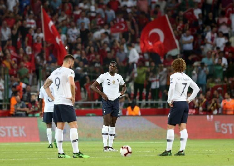 <p>"Fransızlar, Türk hamamında boğuldu." başlığı atılan Le Figaro'nun maç yazısında, Kylian Mbappe, Antoine Griezmann, Paul Pogba gibi yıldız futbolcuların performansı eleştirildi. Haberde, "Fransız futbolcular, yaklaşık 40 bin taraftarın izlediği maçta mücadele etmekten kaçar gibiydi. Anadolu topraklarında taraftarların sersemletici ıslıklarıyla uyuşan Fransızların kalesi iki golle sarsıldı." ifadelerine yer verildi</p>
