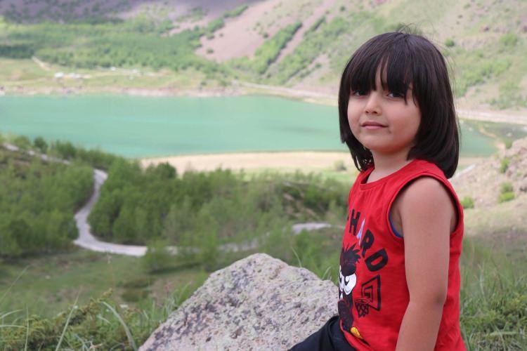 <p>“Dört mevsim bir arada” <br />
Eylem Ataşbaş ise Doğu taraflarını daha önce görüp gezdiğini, ancak Nemrut Krater Gölü'ne ilk kez geldiğini söyledi. Ataşbaş, "Mardin, Midyat ve Ahlat şahane, çok beğendim. Doğa güzellikleri çok farklı. Burada dört mevsim bir arada. Kışın kar göremeyenler yaz mevsiminde gelip burada kar görebilirler. Yüzmek isteyenler için güzel bir alternatif. Doğa yürüyüşü yapmak için harika yerler var. Herkesin buralara gelip görmesi gerekiyor. Buralar gizli kalmış cennet" diye konuştu. </p>
