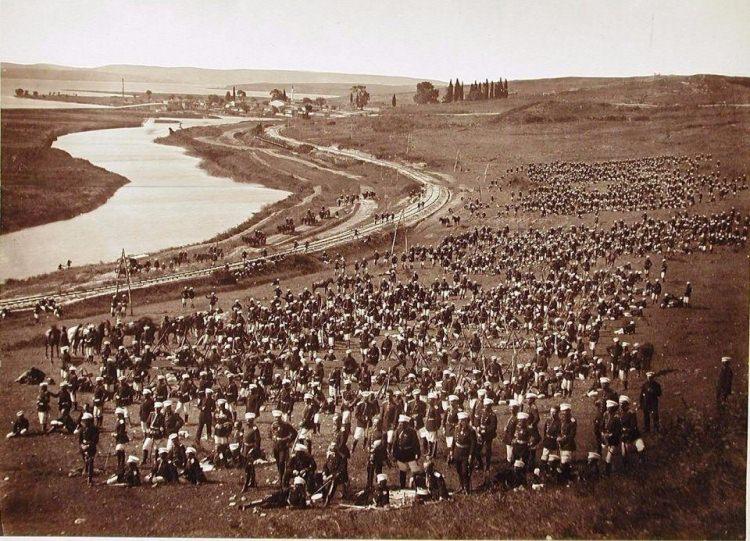 <p>Küçükçekmece Deresi kenarında Rus Askerler dinleniyor</p>
<p> </p>