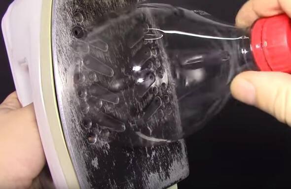 <p>Masa başında oturup bir plastik şişeye ütü basanın amacı ne olur dersiniz? Bu görüntüye bakıp aldanmayın; az sonra aşama aşama bakın neyle karşılaşacaksınız?</p>
<p> </p>