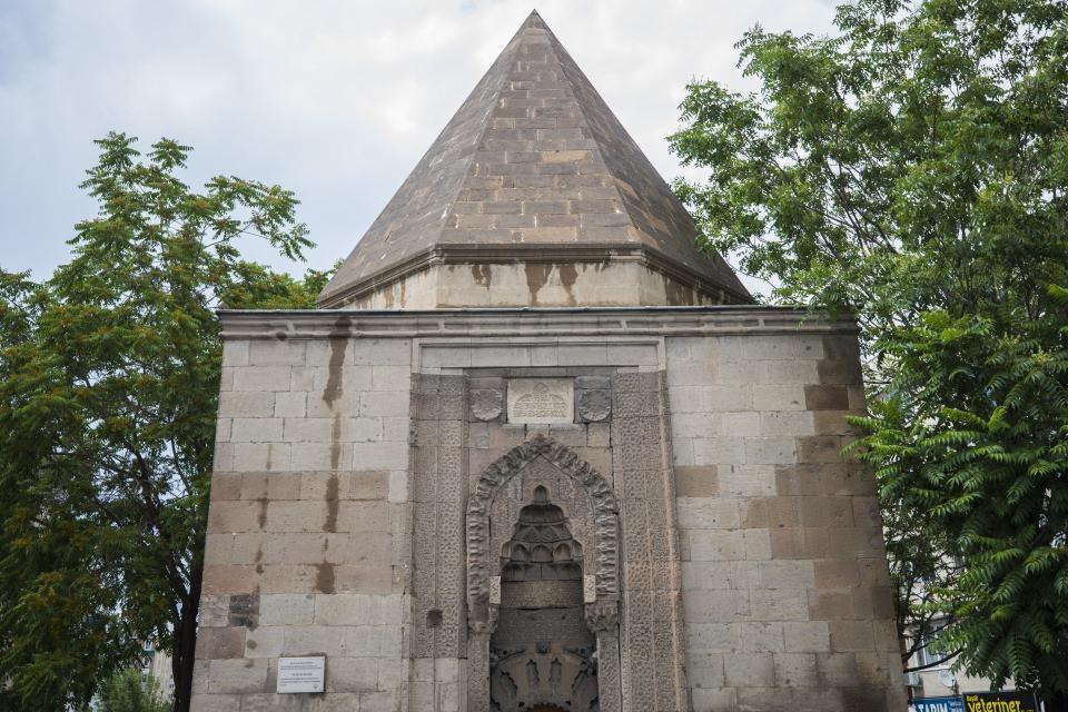 <p>Kümbetler, Anadolu'nun Türklüğünü belgeleyen ata mezarları olmalarının yanında, Türk çadır sanatının taşa yansıyan en güzel örnekleri olarak kabul ediliyor.</p>

<p> </p>
