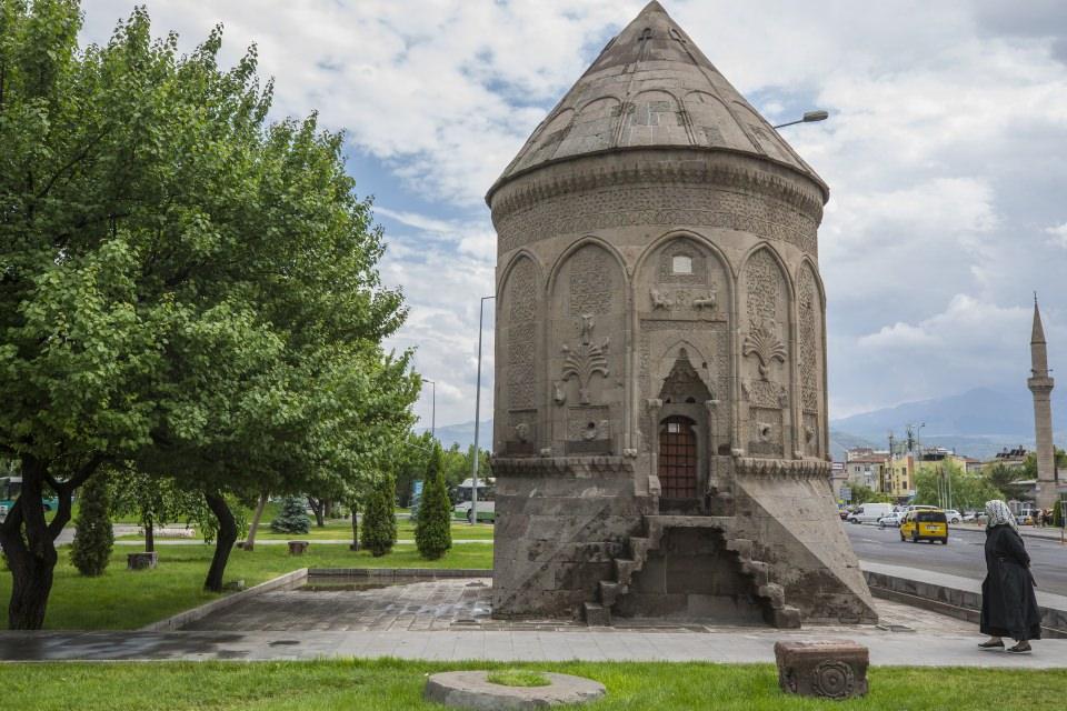 <p>Türklerin geçmişte göçebe bir yapısının olduğunu anımsatan Arslan, mimari form olarak bakıldığında, Türklerin, mezarlarını yaparken çadıra benzettiğini aktardı.</p>
<p> </p>
