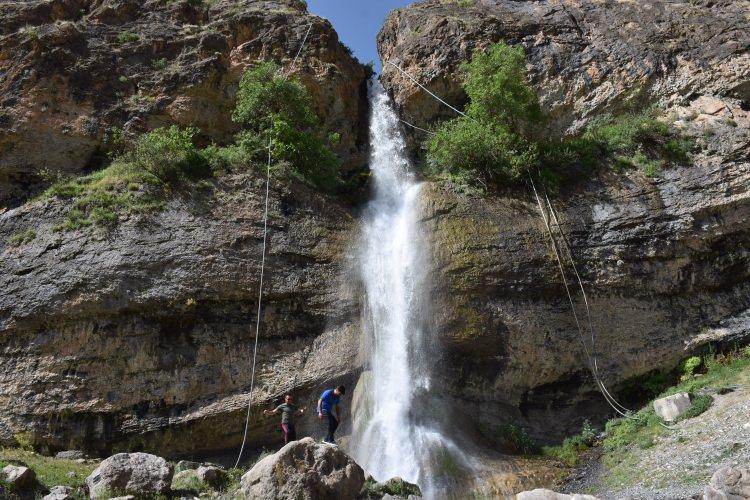 <p>Bölgeye dışarıdan insanların gelmesinin sevindirici olduğunu belirten Azak, "Buraların daha çok turist çekmesini ümit ediyoruz. </p>

<p> </p>
