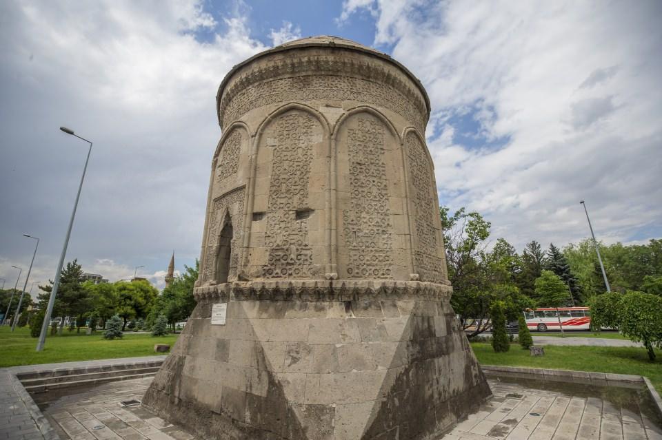 <p>"Kümbetler Türk kültür sanatında, hayatında, mimarisinde köklü bir geçmişi olan bir yapı türüdür. Kümbet ve türbeler, ileri gelen şahsiyetler için yapılmış olan mezar anıtlarıdır. Aslında Türklerde İslamiyet öncesinde başlayan bir olgudur bu. Kurgan dediğimiz bir mezar geleneği vardır. Kurganlara bir mezar odası diyebiliriz. İslamiyet'te ölünün nasıl defnedileceği ayet ve uygulamalarda ortaya konmuştur. Genel itibarıyla şatafatlı mezar anıtı yapımı geleneği çok görülmez. Ancak Türkler İslamiyet'i kabul ettikten sonra, İslam öncesi inanç ve gelenekleri İslamiyet sonrasında İslami bir üslup içerisinde devam ettirmişlerdir."</p>
<p> </p>