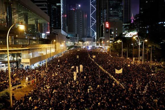 <p>Hong Kong Özel İdari Bölge Başyöneticisi Lam, dün yaptığı basın  toplantısında, tasarının toplumda çok büyük fikir ayrılıklarına yol açtığını  ifade ederek, yasal düzenlemenin askıya alındığını duyurmuştu.</p>

<p> </p>
