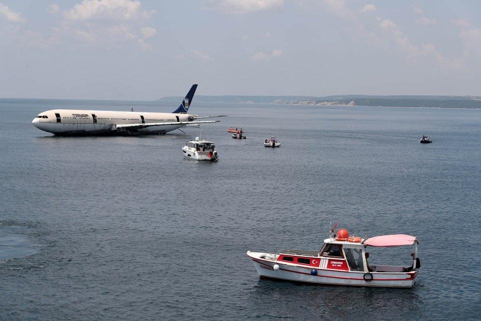 <p>Trans Anadolu Doğal Gaz Boru Hattı Projesi (TANAP) desteğiyle, Edirne Saros Turizm Altyapı Hizmet Birliği (ESTAB) ve Skyair Shop şirketi arasında imzalanan anlaşma ile Antalya’da parçalara ayrılan 90 ton ağırlığındaki Airbus A330 tipi yolcu uçağı, Saros Körfezi’nde bugün batırıldı. Mart ayında 6 TIR ile getirilen uçağın deniz turizmi ve balık çeşitliliğinin arttırılması için batırılması kararı alınmıştı.</p>

<p> </p>
