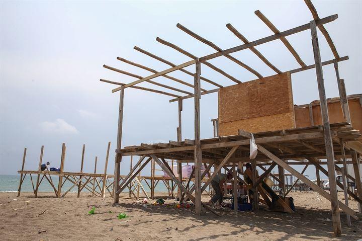 <p> </p>
<p>Kumköy sahilinin Antalya'nın en güzel yerlerinden olduğunu belirten Açık, "Manzara çok güzel. Deniz ve orman yan yana. Burası yalancı cennet gibi. Domates serası yapıyorum. Hem tatil yapıyorum hem para kazanıyorum. Herkesin gelmesini tavsiye ederim. Plaj bedava, deniz bedava." dedi.</p>
<p> </p>