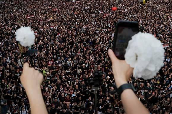 <p>Hong Kong Özel İdari Bölge Başyöneticisi Carrie Lam, sokak protestolarına yol açan zanlıların Çin'e iadesini kolaylaştıran yasal düzenleme süreciyle ilgili flaş açıklamalarda bulundu.</p>

<p> </p>
