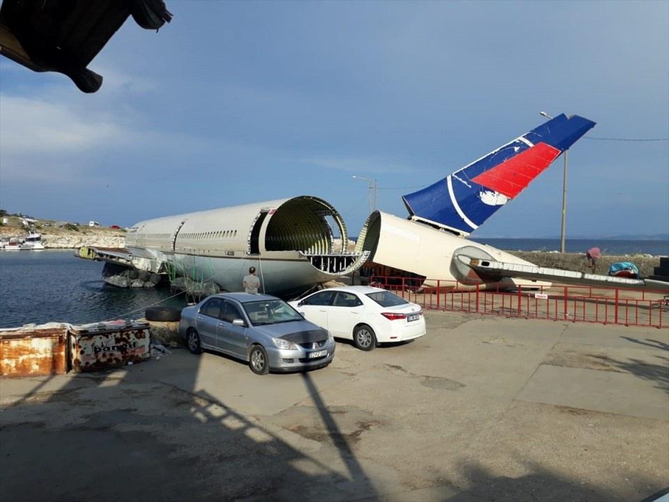 <p>Tekirdağ'dan uçağın batırılmasını izlemeye gelen Nurettin Çağrı, 3 aydır uçağın batırılmasını beklediklerini söyledi.</p>
<p> </p>