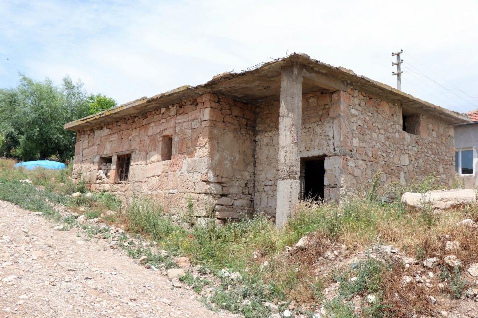 <p>Nevşehir'in Kozaklı ilçesinde erken Cumhuriyet döneminin en nadide ahşap sanatının ortaya konulduğu tarihi ev, onarım bekliyor. </p>
