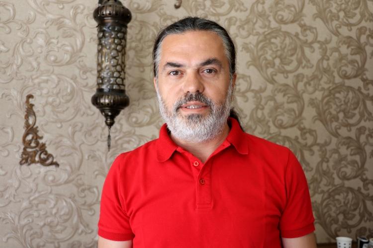 <p><strong>Ciğer yiyene lavanta demeti</strong></p>
<p>Edirne'nin meşhur tava ciğercileri de masaları lavanta çiçeğiyle süsleyip müşterilerini lavanta günlerine davet ediyor. Edirne'yi Tanıtma ve Tava Ciğeri Kalite Koruma Derneği Başkanı Bahri Dinar da turizm kenti Edirne'nin misafirlerini ağırlamaya devam ettiğini belirtti.</p>