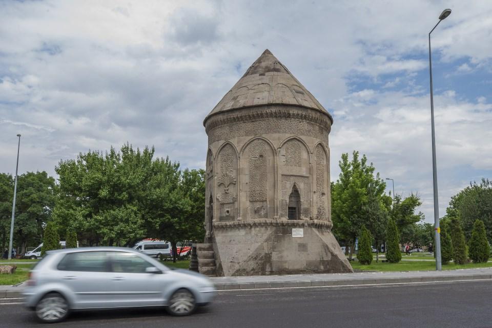 <p>Erciyes Üniversitesi (ERÜ) Edebiyat Fakültesi Sanat Tarihi Bölümü Öğretim Üyesi Doç. Dr. Celil Arslan, AA muhabirine yaptığı açıklamada, kümbetlerin Türk çadırı olarak adlandırıldığını söyledi.</p>
<p> </p>
