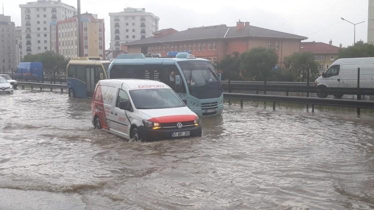 <p>İstanbul Pendik, Kartal ve Tuzla'da kuvvetli yağış etkili oluyor. Pendik'te yollar göle dönerken D-100'de trafik durdu. </p>
