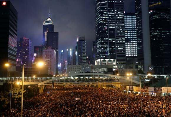 <p>Tasarının tamamen iptal edilmesi ve Carrie Lam'ın istifası talepleriyle bugün yapılan protesto gösterilerine muhaliflerin iddiasına göre 2 milyon kişi katıldı.</p>

<p> </p>
