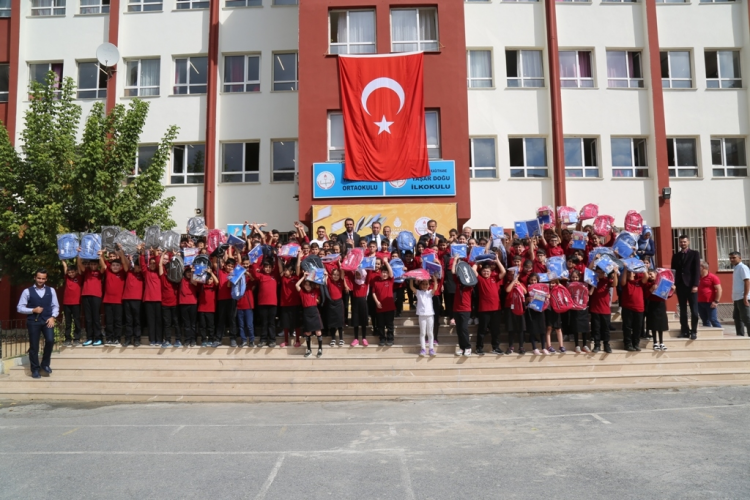 <p><span style="color:#FFD700">CHP’NİN “YAPACAĞIZ” DEDİĞİ</span>: 500.000 öğrencinin kırtasiye ve üniforma masraflarını karşılama... </p>
<p><span style="color:#FFD700">ZATEN YAPILDI</span>: İstanbul Büyükşehir Belediyesi’nin ilkokul, ortaokul, lise ve Özel Eğitim ve Rehabilitasyon Merkezlerinde eğitim gören şehit çocuğu, yetim, ihtiyaç sahibi, öksüz ve engelli öğrencilere yaptığı nakit, ve okul malzemesi yardımları yıllardır devam ediyor.</p>
<p> </p>