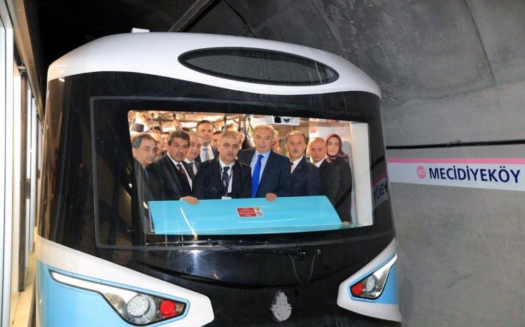 <p><span style="color:#FFD700">CHP’NİN “YAPACAĞIZ” DEDİĞİ</span>: 630 km metro hattı ve 11 yeni füniküler hattı inşa edilecek.</p>
<p><span style="color:#FFD700">ZATEN YAPILDI</span>: CHP’nin vaat ettiği projelerin neredeyse tamamı İBB’nin halı hazırda devam ettirdiği metro projelerinden oluşuyor. Mesela Ekrem İmamoğlu, yakın zaman sonra hizmete girecek olan Mahmutbey-Mecidiyeköy ve Eminönü-Alibeyköy hatlarını kendi hizmetiymiş gibi pazarlıyor.</p>