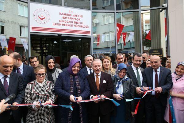 <p><span style="color:#FFD700">CHP’NİN “YAPACAĞIZ” DEDİĞİ</span>: İstanbul’un farklı semtlerine 10 adet Engelli Gündüz Bakım Evi inşa edilecek. Bu evler, engellilerin her türlü özel ihtiyaçlarına uygun nitelikte olacak. </p>
<p><span style="color:#FFD700">ZATEN YAPILDI</span>: İBB’ye bağlı 35 engelli merkezinde her engelli vatandaşın faydalanabildiği ücretsiz merkezler bulunuyor. Bunun dışında engelliler için evde sağlık ve eğitim hizmetleri de var.</p>