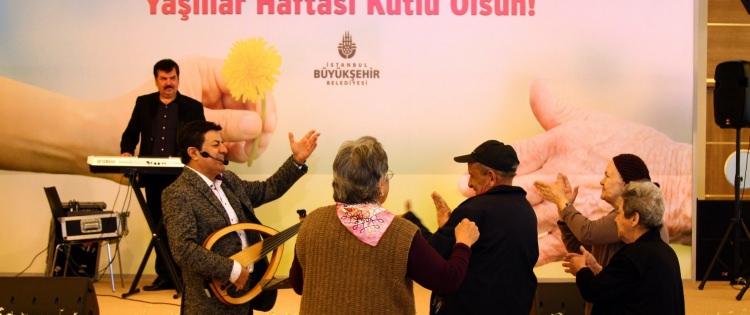 <p><span style="color:#FFD700">CHP’NİN “YAPACAĞIZ” DEDİĞİ</span>: İstanbul’u Dünyanın ‘Yaşlı Dostu Kentleri’ listesine sokacağız. Yaşlılarımız eve hapsolmayacak. Kimse yalnız yaşlanmayacak…</p>
<p><span style="color:#FFD700">ZATEN YAPILDI</span>: Sağlık yardımına ihtiyaç duyan vatandaşlarımıza; muayene imkânı sağlanmakta, ilâç ve medikal yardımları yapılmakta ve danışmanlık hizmeti sunularak, kişiler hastanelere yönlendirilmektedir. 65 yaş üstü ücretsiz ulaşım imkanıyla şehrin her noktasına para ödemeden gidebiliyor. Durumu olmayan ve kimsesiz yaşlılar ise bakım evlerine alınıyor.</p>