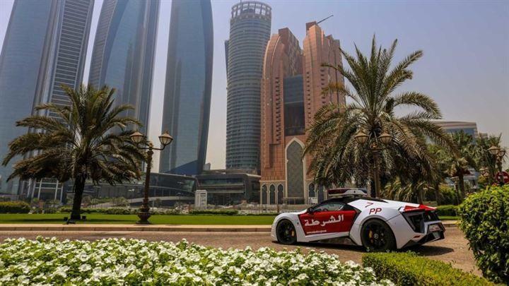 <p>Bildiğiniz gibi Birleşik Arap Emirlikleri’nin güvenlik teşkilatının garajı fiyatları ile dudak uçuklatan ultra lüks araçlarla dolu ve bu araçlara bir yenisi daha ekleniyor.</p>
