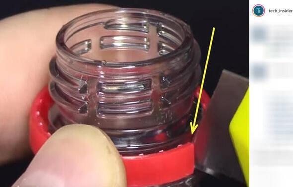 <p>Şimdi de kapak kısmının altındaki plastiği söküp atıyoruz. Elle yapamıyorsunuz falçata bu işi kolayca çözecek.</p>
<p> </p>