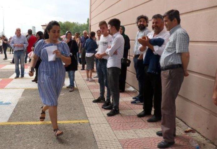 <p>Samsun’da Yükseköğretim Kurumları Sınavı’nın ilk oturumu olan Temel Yeterlilik Testi (TYT) için adaylar ter döktü. Bir genç kız sınavın yapılacağı binaya girmek için son anda koşarak yetişirken, kapıda bekleyen vatandaşlar alkışlarla ona destek oldu.<br />
</p>