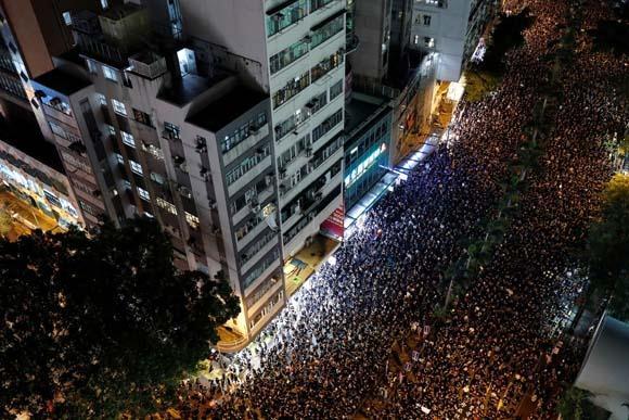 <p>Muhalifler, iade yasasında yapılacak bu değişikliğin, Hong Kong'un  özgürlüklerini ortadan kaldıracağını savunurken Hong Konglu yetkililer bir  cinayet zanlısının Tayvan'a iadesi için bu değişikliğin yapılması gerektiğini  belirtiyor.</p>

<p> </p>
