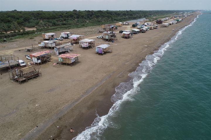 <p>Antalya'nın Aksu sahilinde kurdukları çardaklarda ücretsiz tatil yapan vatandaşlar, deniz sezonunu açtı.</p>
