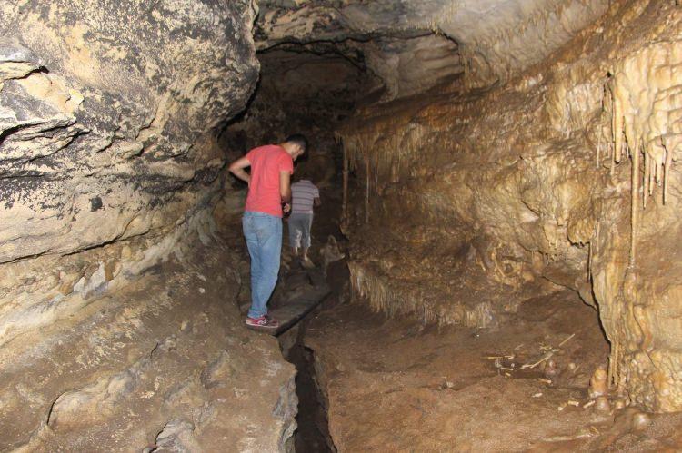 <p>Trabzon’un Araklı ilçesindeki Taşönü mahallesinde çimento ham maddesinin alındığı bölgede mahalle sakinleri tarafından geçtiğimiz yıllarda bir mağara bulundu. Bölgede yapılması planlanan çöp tesisi alanında bulunan mağarada sarkık ve dikitler gözlenirken, mahalle sakinleri mağaranın turizme açılmasını istiyor. </p>
