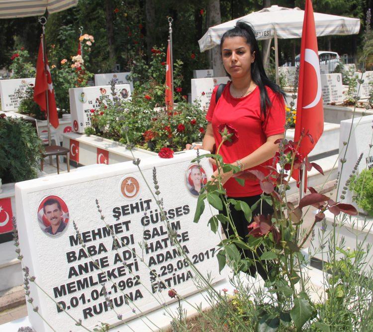 <p>Diyarbakır-Bismil karayolunda 28 Ağustos 2017 günü askeri araçların geçişi sırasında bölücü terör örgütü PKK tarafından tuzaklanan el tapımı patlayıcının (EYP) infilak ettirilmesi sonucu şehit olan 2 sivilden 55 yaşındaki Mehmet Gürses’i kızı Gamze Karslı Babalar Günü'nde unutmadı.</p>
