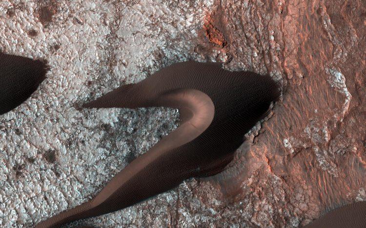 <p>NASA BU KARELERİ İLK KEZ YAYINLADI</p>

<p>NASA, Mars'ta yüksek çözünürlükte çekmiş olduğu fotoğrafları yayınladı.</p>
