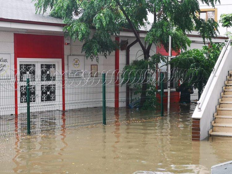 <p>Okulun içinde mahsur biri hamile 3 öğretmen itfaiye ekipleri tarafından kurtarıldı.</p>