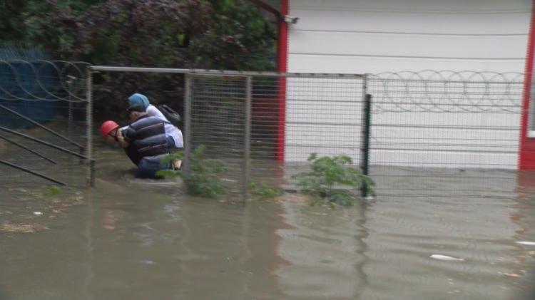 <p>Okulda öğrenci olmadığı öğrenildi. Okuldaki su tahliyesi devam ediyor.</p>

<p> </p>
